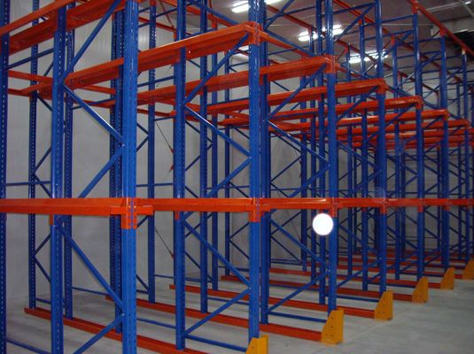 Giá tốt. Hệ thống giá kệ pallet thép hạng nhẹ Drive-In công nghiệp, lưu trữ dung lượng cao, kệ có thể điều chỉnh, bảo vệ chống ăn mòn trực tuyến